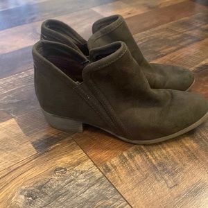 Like new Curfew Silvia booties size 6